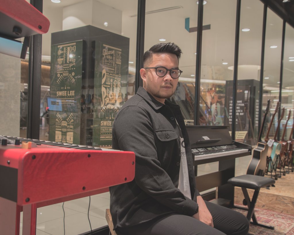 Singer at Swee Lee Malaysia Music Store in Lot 10 Kuala Lumpur