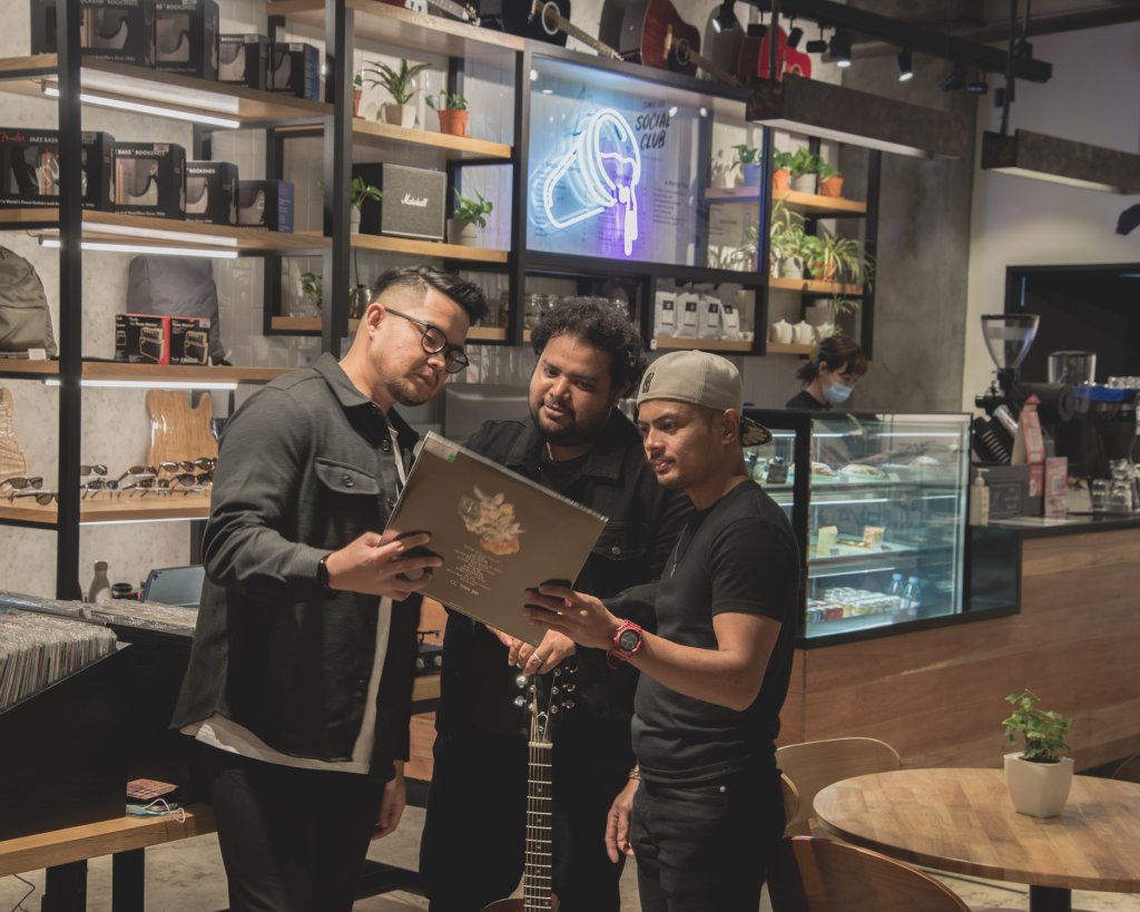 Music Band at Swee Lee Social Club Restaurant and Cafe in Lot 10 Kuala Lumpur