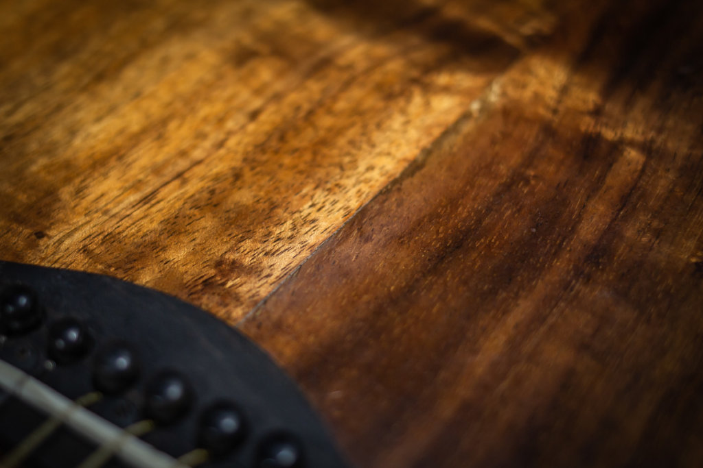 Split middle seam on the back of an acoustic guitar